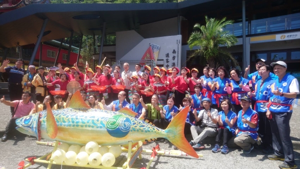 鯖魚祭踩街隊伍代表大合影