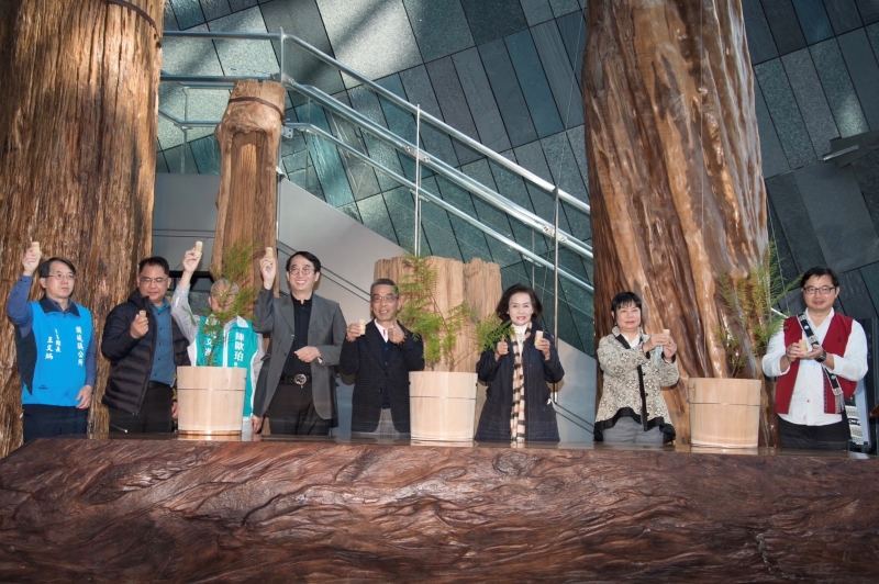 「驚豔山林－臺灣巨木展」在蘭陽博物館由林姿妙縣長帶領大家灌溉檜木樹苗中，溫馨開展