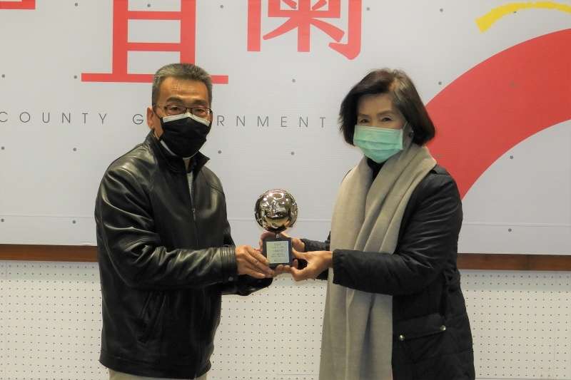 文化局長呂信芳獻獎給林姿妙縣長
