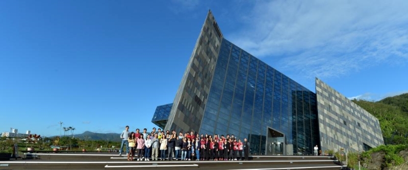 蘭博館員與博物館建築合影