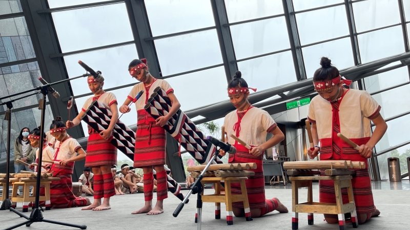 由宜蘭縣最”高”學府-南山國小泰雅傳統舞蹈隊於冬陽原音祭演出《雲霧中的南山部落》
