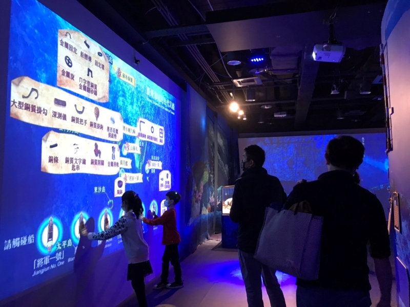 一整面互動體驗牆，小朋友在遊戲中學習