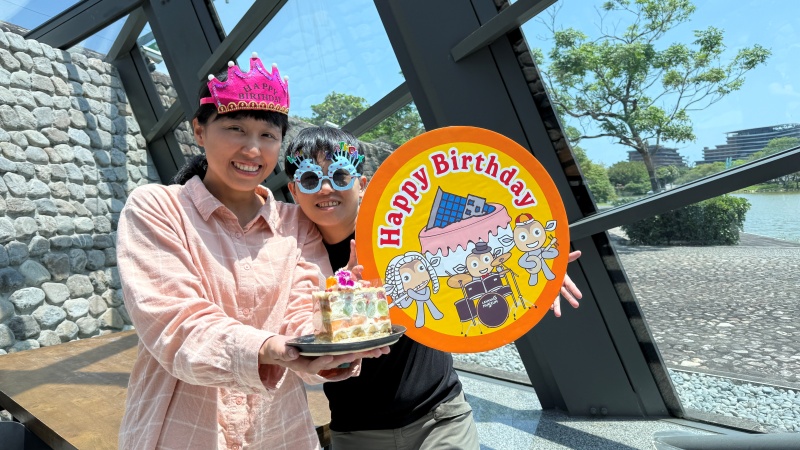 蘭博備有生日拍照手拿板及道具