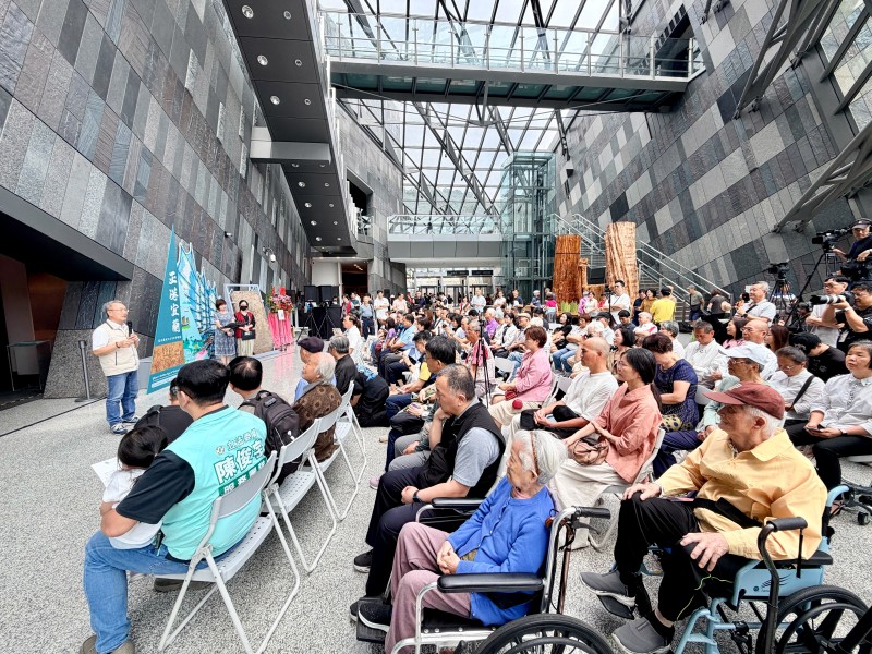 林茂盛代理縣長出席「正港宜蘭－烏石港正口兩百年」特展開幕式，與現場民眾共同見證宜蘭港口歷史。