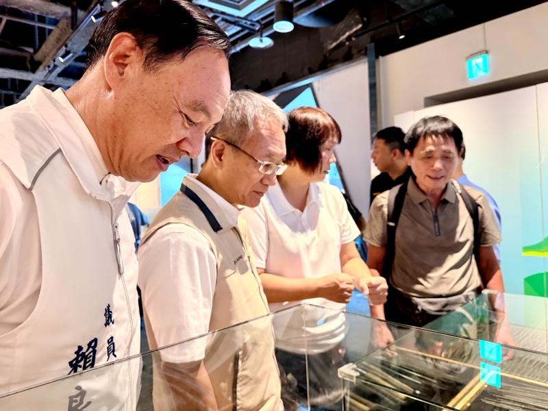 陳萬松藝術家（右一）為林茂盛代理縣長詳細解說木雕工具，展現傳統工藝的技術與歷史精髓。