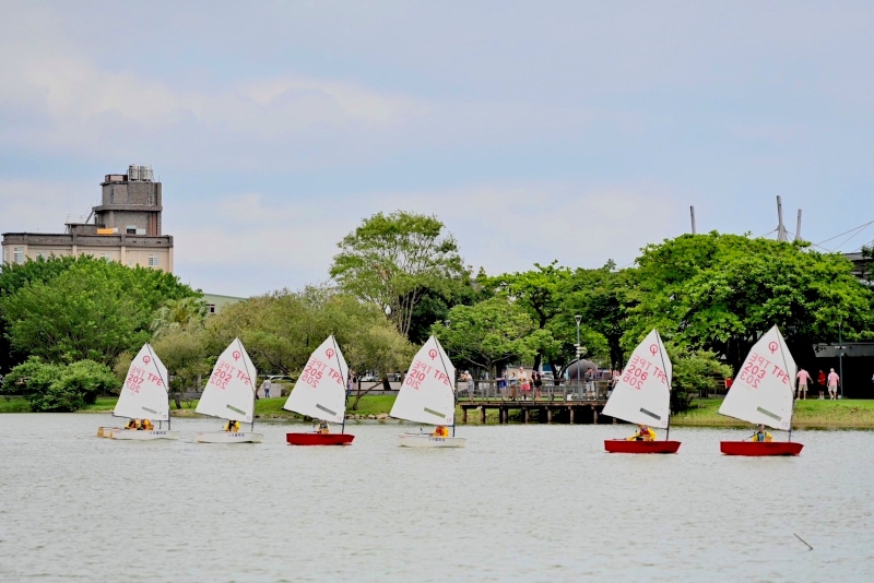 岳明國中小師生在烏石港舊址的濕地水域上，以操帆之姿為特展揭開活力序幕。