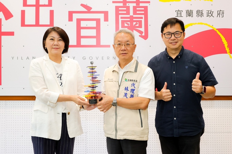 文化局長黃伴書獻博物館認證獎給林茂盛代理縣長