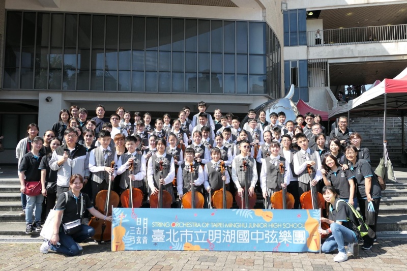 臺北市明湖國中弦樂團團員合影照