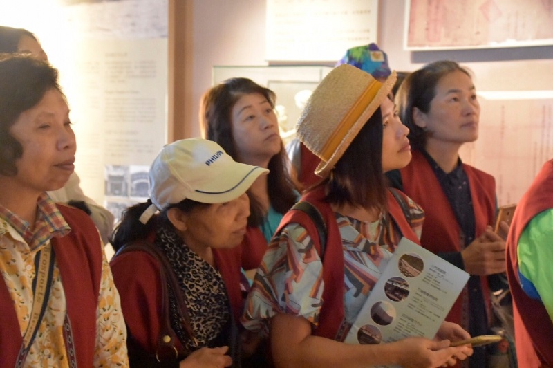 縣外參訪 - 澎湖生活博物館志工聆聽導覽解說照片